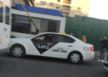 Imaginea serii: Un taximetru, cu parbrizul spart, după ce a fost „împuns de coarnele” unui troleibuz | VIDEO