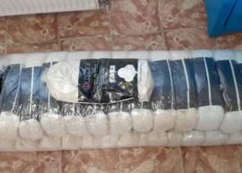 Un lot comercial de tapete lichide, tăinuite printre bagaje, depistate la vamă la un moldovean: Ce riscă