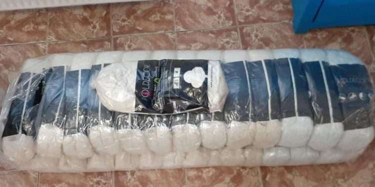 Un lot comercial de tapete lichide, tăinuite printre bagaje, depistate la vamă la un moldovean: Ce riscă