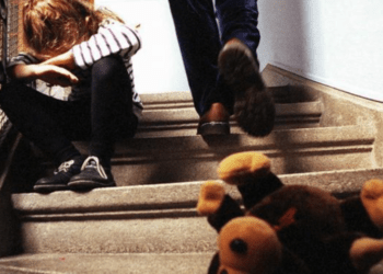 Un bărbat, acuzat că a chemat acasă copii de 7 și 12 ani și le-ar fi propus dulciuri pentru sex