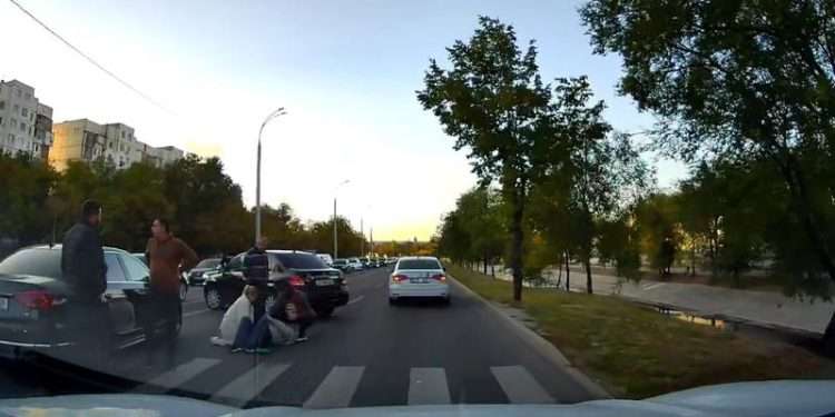 Un bărbat, lovit de o maşină chiar pe o trecere de pietoni pe Albișoara: Poliția, la fața locului | VIDEO