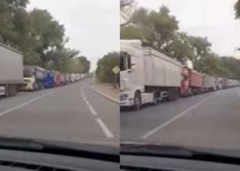 Cozi kilometrice de camioane în apropiere de trecerea frontierei Sculeni: Șoferii se plâng că au rămas blocați de câteva zile în frig și fără mâncare. Cum explică Serviciul Vamal | VIDEO