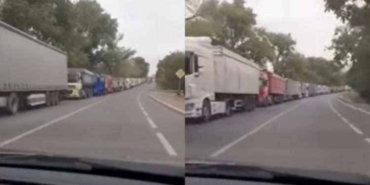 Cozi kilometrice de camioane în apropiere de trecerea frontierei Sculeni: Șoferii se plâng că au rămas blocați de câteva zile în frig și fără mâncare. Cum explică Serviciul Vamal | VIDEO