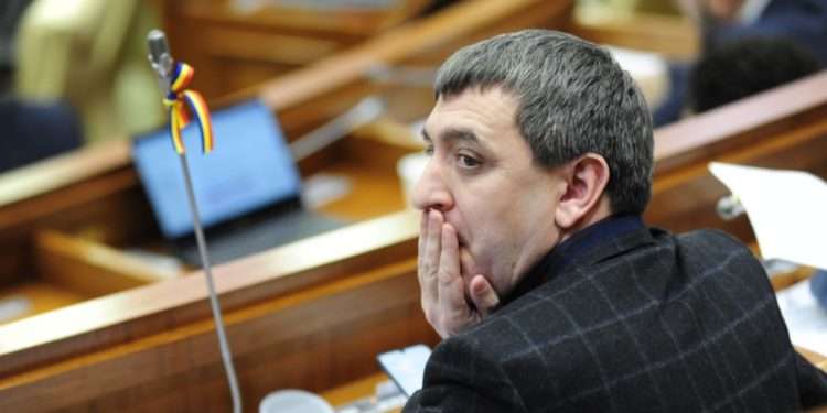 Tipărirea unor ziare electorale ale PAS, înainte de termenul legal și transportarea lor cu o mașină a Poștei Moldovei: Sunt legale acțiunile și câți bani s-au cheltuit pentru ele? Cum răspunde Lilian Carp | VIDEO