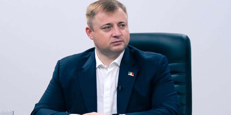 Gheorghe Cavcaliuc susține că femeia lovită de o angajată IGPF ar fi o membră a partidului PACE. El cere demisia lui Vasiloi și Cernăuțeanu | VIDEO