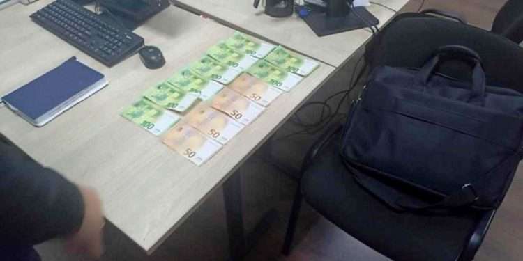 Voia să scape de un dosar legat de traficul cu narcotice: Ce se cunoaște despre bărbatul care a vrut să mituiască cu 1.000 de euro un polițist | VIDEO