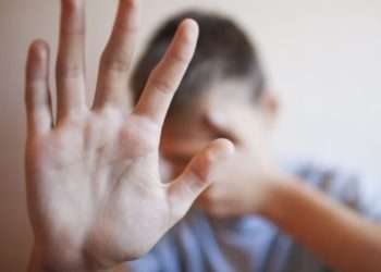 Un copil din R.Moldova, care locuiește cu familia în Italia, maltratat de tatăl vitreg. Mama a încercat să-l apere pe agresor