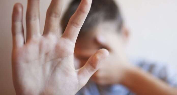 Un copil din R.Moldova, care locuiește cu familia în Italia, maltratat de tatăl vitreg. Mama a încercat să-l apere pe agresor