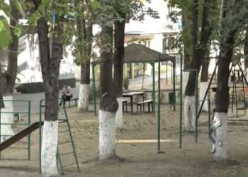 Starea deplorabilă în care se află unele curți din Capitală, în atenția candidatului Partidului ”Șansă” la funcția de primar, Cristina Vulpe: „Chișinăuienii au nevoie de o infrastructură bine întreținută și transformarea într-un oraș frumos și demn de respect” | VIDEO