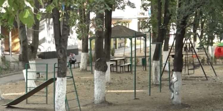 Starea deplorabilă în care se află unele curți din Capitală, în atenția candidatului Partidului ”Șansă” la funcția de primar, Cristina Vulpe: „Chișinăuienii au nevoie de o infrastructură bine întreținută și transformarea într-un oraș frumos și demn de respect” | VIDEO