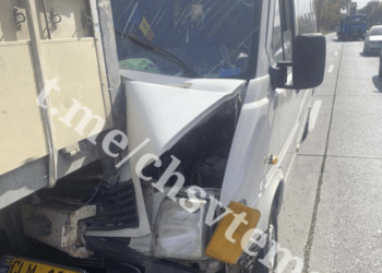 Un copil de 12 ani, spitalizat după ce un microbuz cu pasageri s-a izbit de remorca unui camion: Şoferul ar fi vorbit la telefon