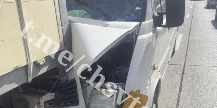 Un copil de 12 ani, spitalizat după ce un microbuz cu pasageri s-a izbit de remorca unui camion: Şoferul ar fi vorbit la telefon