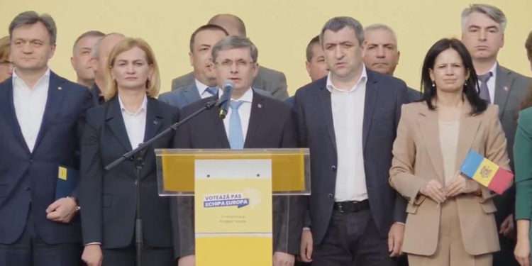 Slusari semnalează o tendință alarmantă în privința PAS, care preia tacticile lui Plahotniuc: Racolează o groază de primari, aprobă plăți unice o lună înainte de alegeri, în timp ce Prim-ministrul „tehnocrat” participă la lansarea candidaților în alegeri