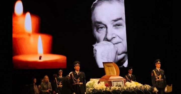 „A fost un apărător al poporului nostru”. Foști președinți și actuali oficiali ai țării, scriitori și alte personalități notorii, prezente la ceremonia de rămas bun cu marele scriitor Ion Druță | VIDEO