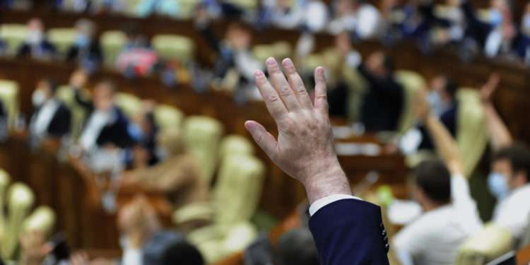 Deputații PAS au votat în grabă, în două lecturi: Unii membri ai partidului interzis ȘOR nu vor putea candida la alegeri. Cei din opoziție au boicotat ședința | VIDEO