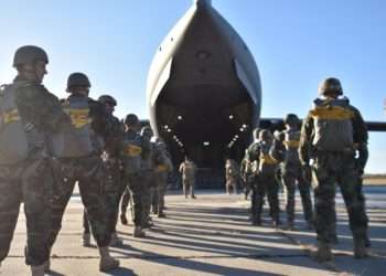 Peste 50 de militari moldoveni și americani au efectuat sărituri cu parașuta. Exercițiile s-au desfășurat în apropiere de Bălți și  Florești | VIDEO