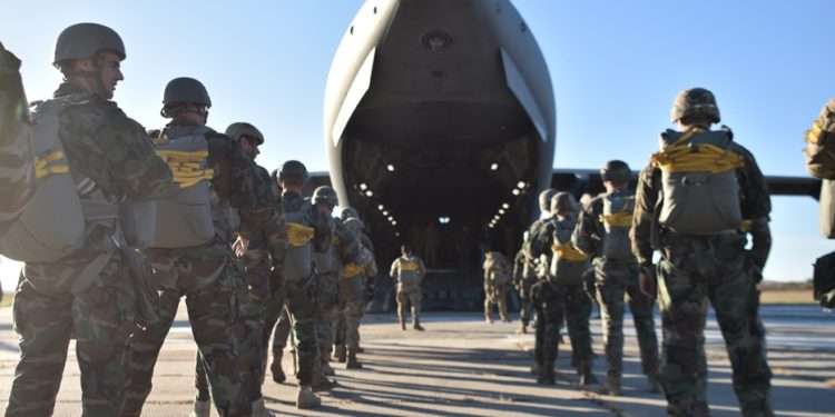 Peste 50 de militari moldoveni și americani au efectuat sărituri cu parașuta. Exercițiile s-au desfășurat în apropiere de Bălți și  Florești | VIDEO