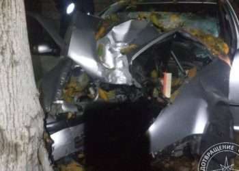 Accident violent la Tighina: Doi tineri au rămas blocaţi între fiare, după ce s-au izbit cu maşina de un copac