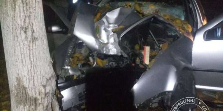 Accident violent la Tighina: Doi tineri au rămas blocaţi între fiare, după ce s-au izbit cu maşina de un copac