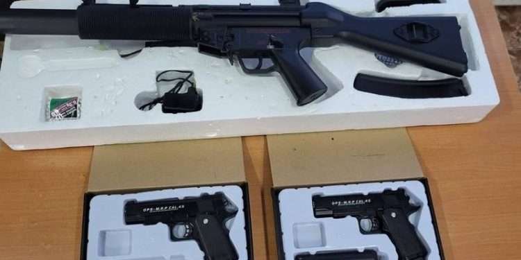 Două pistoale și o armă, depistate în bagajul unui moldovean, la intrarea în țară: Unde le-a ascuns, ca să nu le găsească vameșii | FOTO