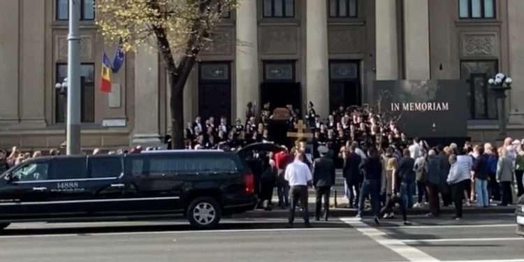 Ultimele aplauze pentru Ion Druță, în fața teatrului „Mihai Eminescu”: Cortegiul funerar se îndreaptă spre Soroca
