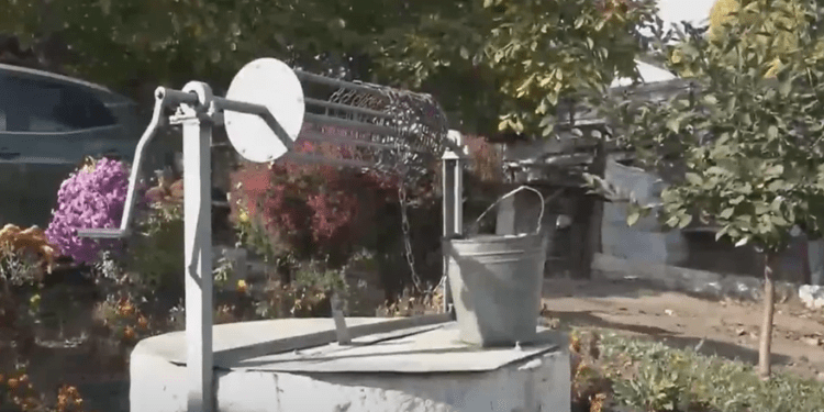 Locatarii caselor la sol de pe strada Muncești din Chișinău, fără apă și canalizare. Oamenii se plâng că problemele există de ani de zile, în timp ce Ion Ceban declară că nu este informat la acest subiect | VIDEO