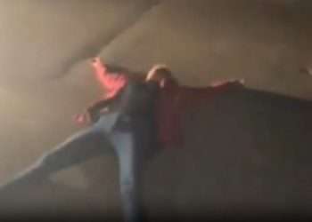 O şoferiţă din Glodeni s-a dat în spectacol în faţa poliţiştilor: Aceasta a ieșit din mașină, s-a întins pe jos și a refuzat testarea alcooscopică | VIDEO