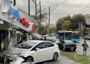 На скорости въехал в стену: Серьезная авария на улице Василе Александри