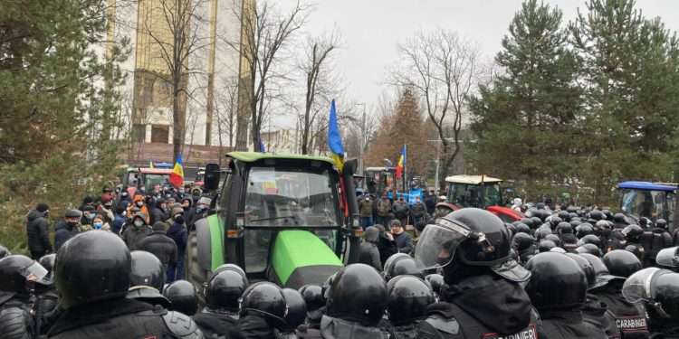 Fermierii cer instituirea de urgență a unui moratoriu la calcularea penalităților pentru credite: Dacă nu se găsesc soluții, ieșim la proteste | VIDEO