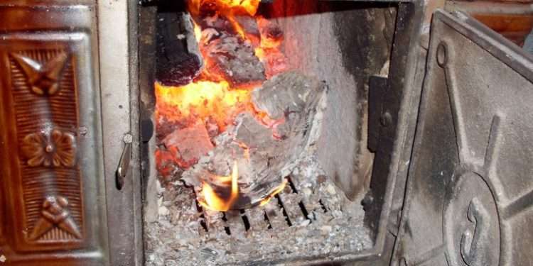 Patru persoane, inclusiv o fetiță de 9 luni, au primit arsuri în urma nerespectării regulilor antiincendiare