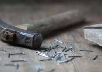 Gelozia i-a luat mințile. O femeie din Florești, bătută de concubin cu ciocanul și bâta