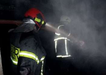 O țigară nestinsă putea să-l ucidă. Bărbat de 69 de ani, salvat de pompieri din locuința în flăcări