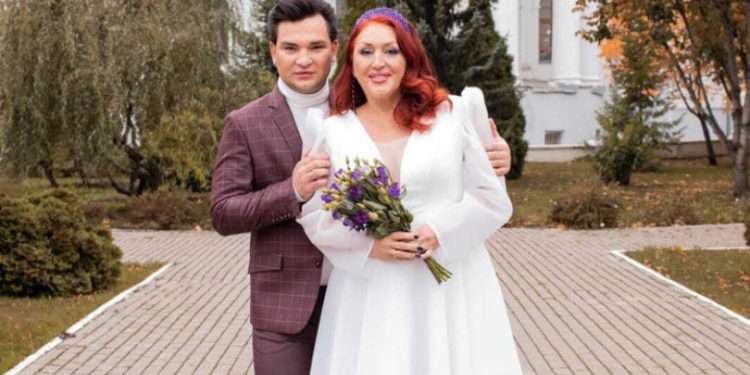 O cântăreață din Tatarstan s-a măritat cu băiatul pe care l-a adoptat acum 8 ani: Vreau să-l protejez