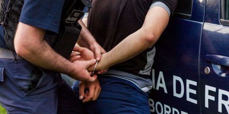 Жителя Комрата подозревают в организации нелегальной миграции мужчин из Украины. В его доме прошел обыск