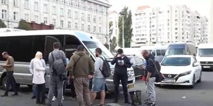 Un microbuz cu 16 moldoveni din Israel, a ajuns la Chișinău, cu suportul lui Ilan Șor. Detalii șocante despre război, indignare față de inacțiunea autorităților și cuvinte de recunoștință pentru cei care au ajutat la întoarcere | VIDEO