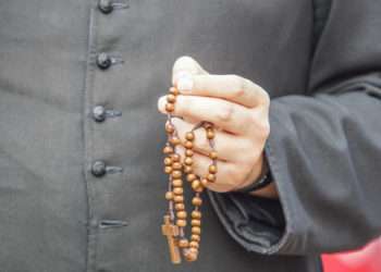 Un episcop din Polonia a demisionat după ce a organizat o orgie într-o parohie