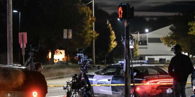 Atacul sângeros din statul Maine, SUA: Bărbatul care a ucis 18 oameni e căutat de mai bine de 24 de ore. De frică, oamenii nu ies din case | VIDEO