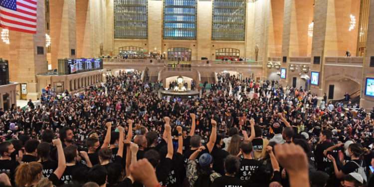 Proteste în „Vinerea Furiei”. Gara Grand Central din New York a fost blocată, tensiuni în Ierusalim după închiderea moscheei Al-Aqsa | VIDEO/FOTO