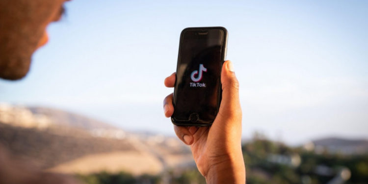 Conflictul dintre Israel și Hamas a umplut rețelele de socializare cu violență și fake news. TikTok a șters sute de mii de clipuri