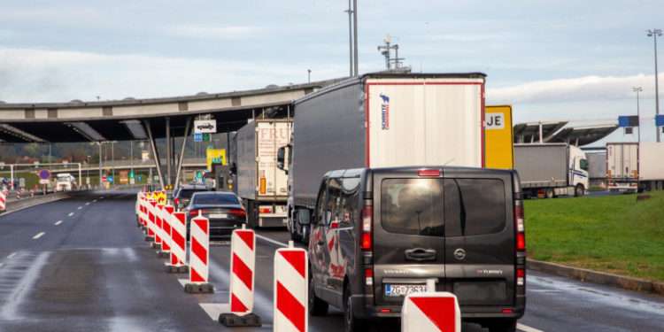 Slovenia reintroduce controale la granița sa Schengen cu Croația și Ungaria de frica „atentatelor teroriste”