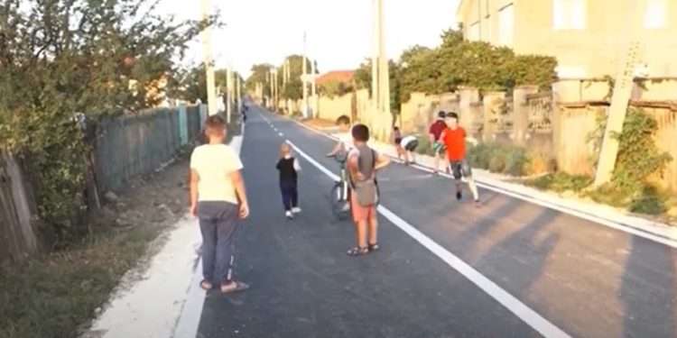 Pentru prima oară în ultimii 30 de ani, a fost așternut asfalt nou: Un drum construit după standarde europene, inaugurat în satul Pelinia din Drochia. Ce spun localnicii | VIDEO