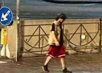 Un moldovean a băgat teroarea în locuitorii unui oraș din Italia. Sute de localnici s-au plâns că au fost atacați sau amenințați cu cuțitul de tânăr | VIDEO