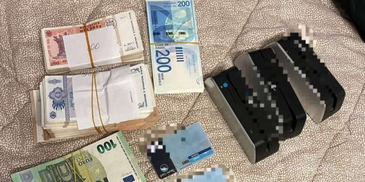 Atelier de fabricare ilegală a dispozitivelor de clonare a cartelelor bancare, pentru bancomatele din Europa – destructurat