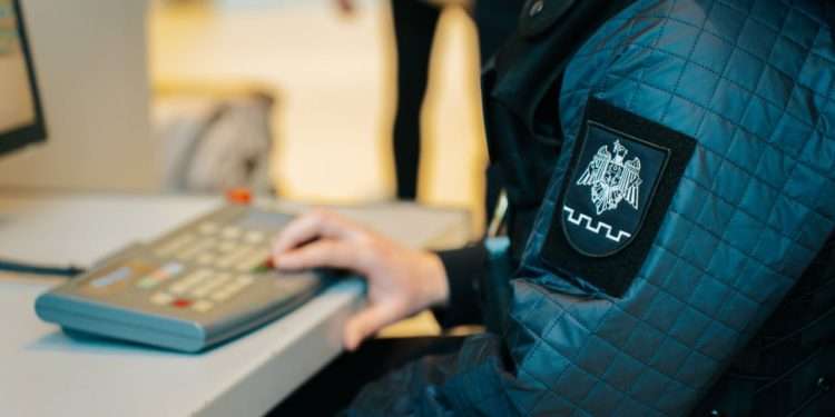 A pornit spre Londra cu bagajul plin cu țigări: Funcționarii vamali au depistat 170 de pachete în bagajul unei tinere