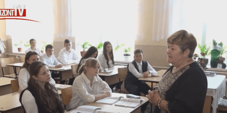 Dascălii pensionari ai unui liceu din Grătiești, nevoiți să muncească din cauza lipsei cadrelor tinere. Aceștia au criticat ajutorul de 5 mii de lei anunțat de Guvern, pe care-l consideră insuficient | VIDEO