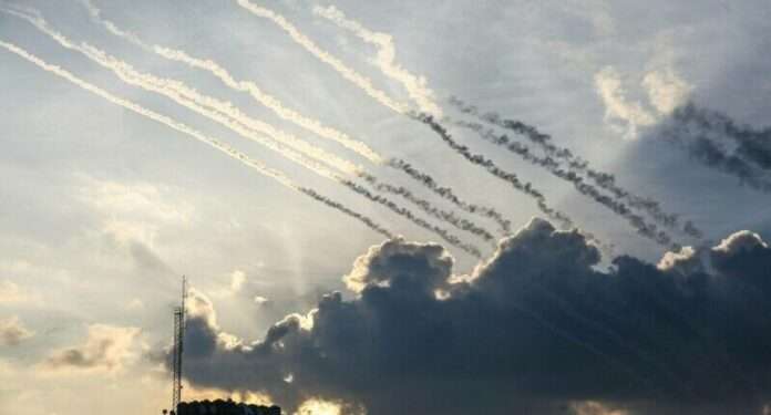 Hezbollah a lansat zeci de rachete spre Israel. Gruparea din Liban a numit atacul drept un gest de solidaritate cu „rezistența palestiniană”