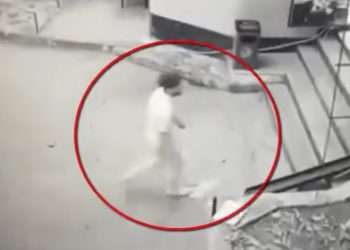 Două femei, atacate în plină de zi de un tânăr, în capitală: Le-a pândit până la un loc sigur, apoi le-ar fi smuls lanțurile de la gât și a fugit