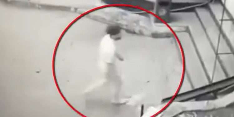 Două femei, atacate în plină de zi de un tânăr, în capitală: Le-a pândit până la un loc sigur, apoi le-ar fi smuls lanțurile de la gât și a fugit