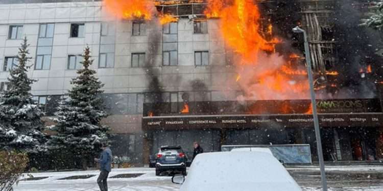 В Набережных Челнах загорелась гостиница | VIDEO