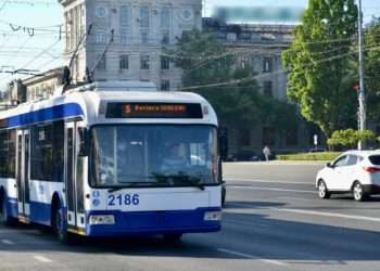 Evitați centrul capitalei: Hramul orașului a blocat circulația. Află de unde iei autobuzele și troleibuzele, cu itinerarul schimbat